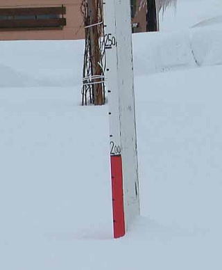 小学校校庭の積雪計