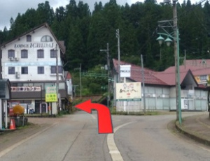 線路手前を右折